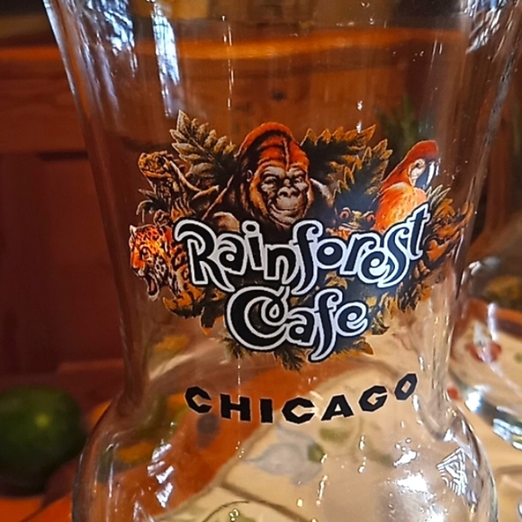 Rainforest Cafe "Chicago" 8" Hurricane Cocktail Glasses. Set of 2. Ext Cond. - Picture 2 of 7